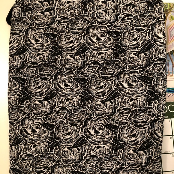 NWT🌹LulaRoe Cassie Blk/Wht Roses - Picture 1 of 2